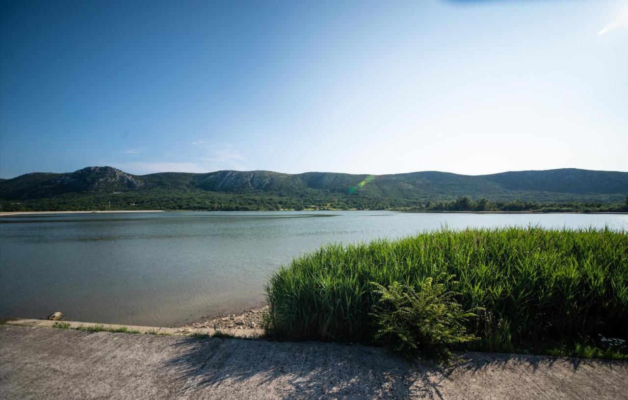 Apartman Sous Les Rochers Grižane Buitenkant foto